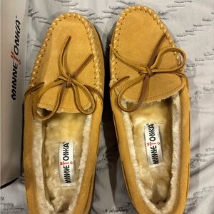 Minnetonka Women's Tan Pile Lined Slippers